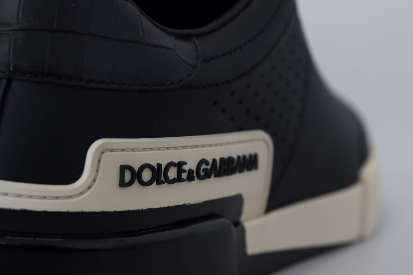Elegant Black Leather Low Top Sneakers